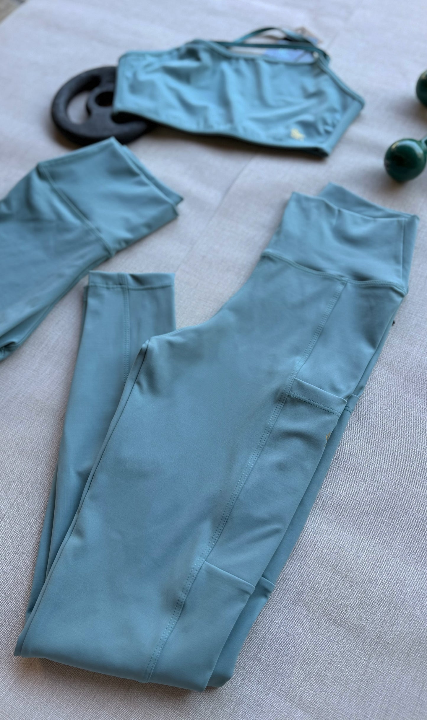 CONJUNTO FITNESS- LEGGINGS COM BOLSO E TOP COM REGULAGEM